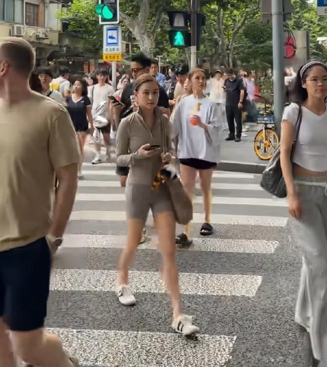 赌王千金何超莲现身上海街头，健康紧致身材，颜值堪比一线女星说起何超莲，大家