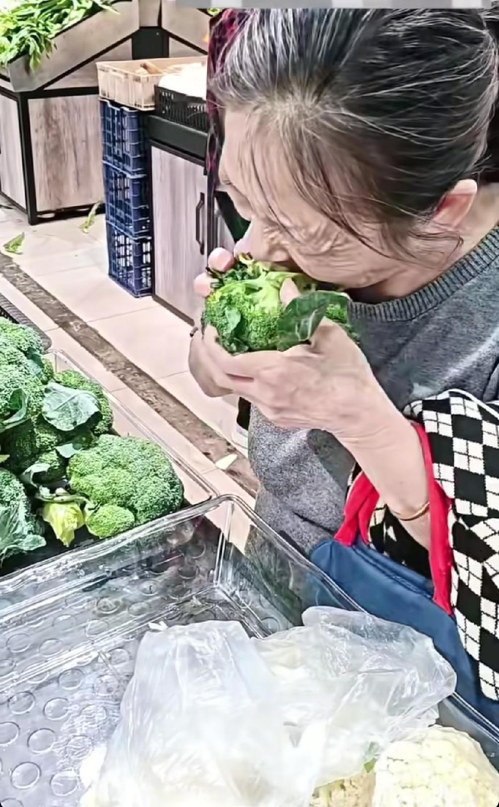 我想知道，如果牙掉了，会不会要超市赔偿？见过挑花生、挑黄豆，没见过啃西兰花的。看