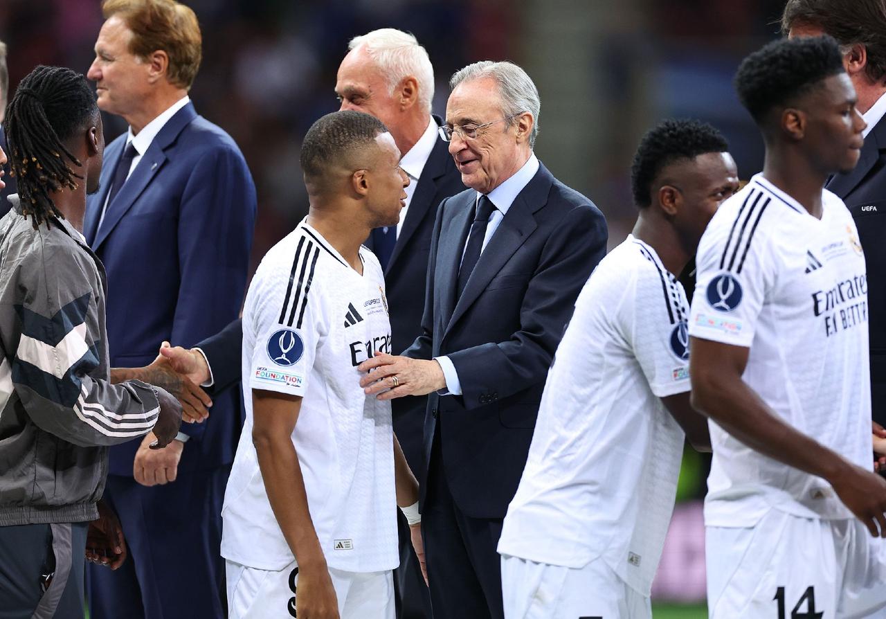 这两年皇马最大的问题是弗诺伦蒂诺，本来球队阵容非常平衡，才拿了双冠，只是差个中锋