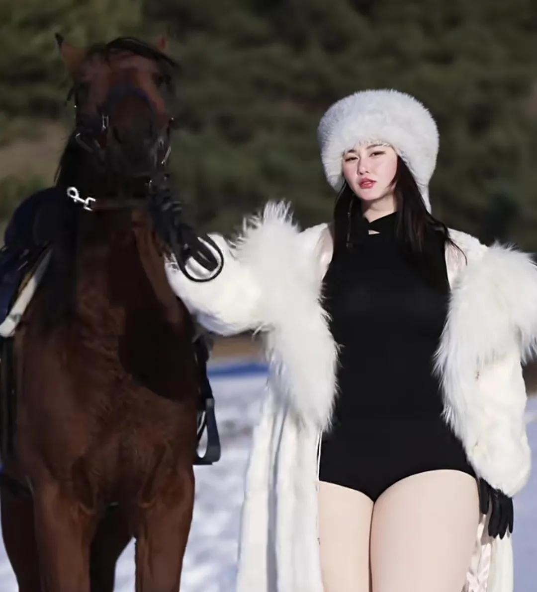 又美又飒，如此美人儿恐怕杨玉环在世，也要黯然失色！估计大家都注意到了，不论是