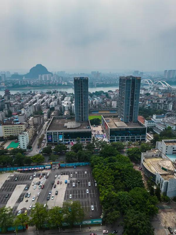 【柳州市场纷争：一场小事引发的法律风波，反映邻里相处的智慧与底线】在广西柳州