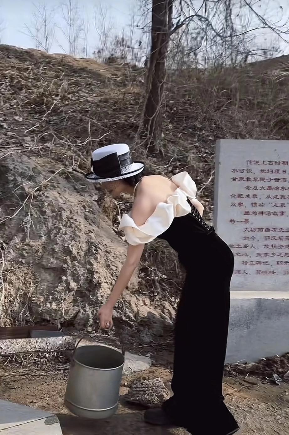 别再夸程莉莎的“赫本风”了，那颗白菜撕开了中年女星最后的体面。零下几度的山东农