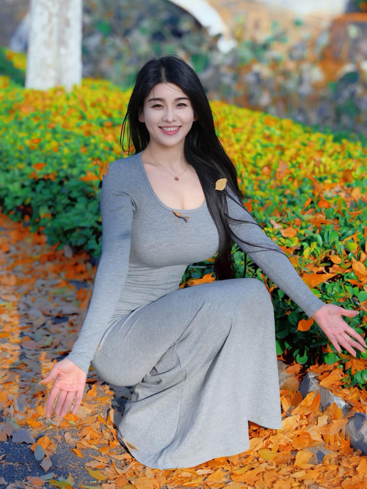 秋叶落，美人笑，岁月静好。