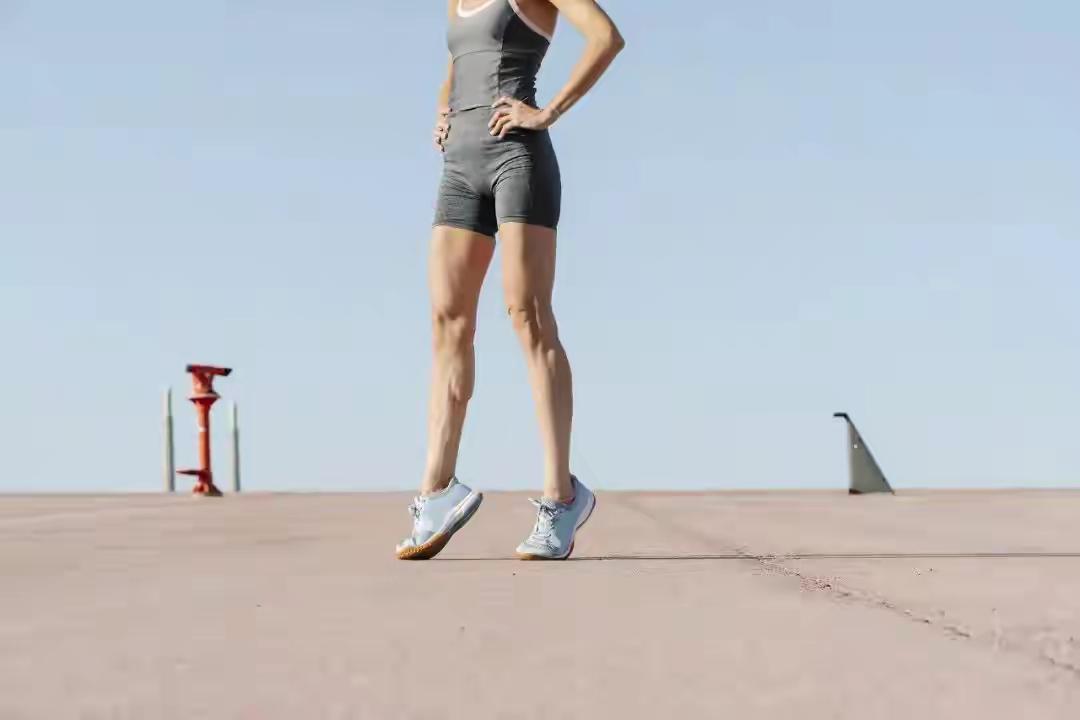 踮脚=最便宜的长寿药别小看“脚尖一抬”——它可能是你每天唯一免费、随时可做、却