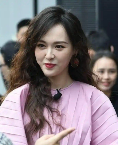 唐嫣国外造型太敢了！连体衣不系扣，居然穿出高级感！​​​