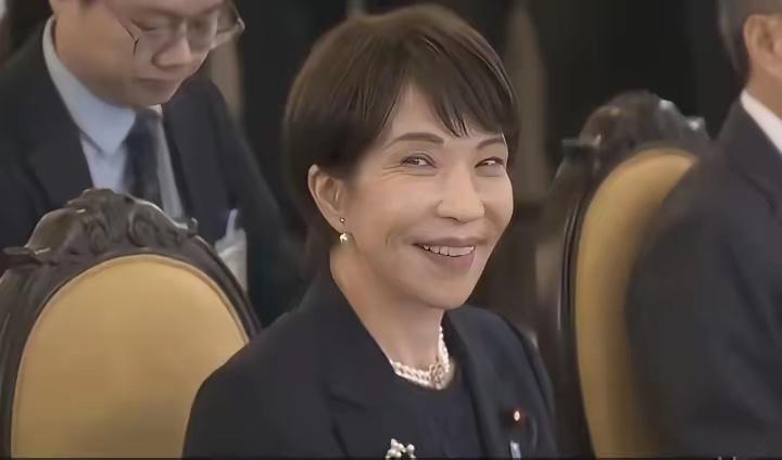 降级接待，日本很寒心。6月13日，日本首相高市早苗抵达英国伦敦，这是她上任后