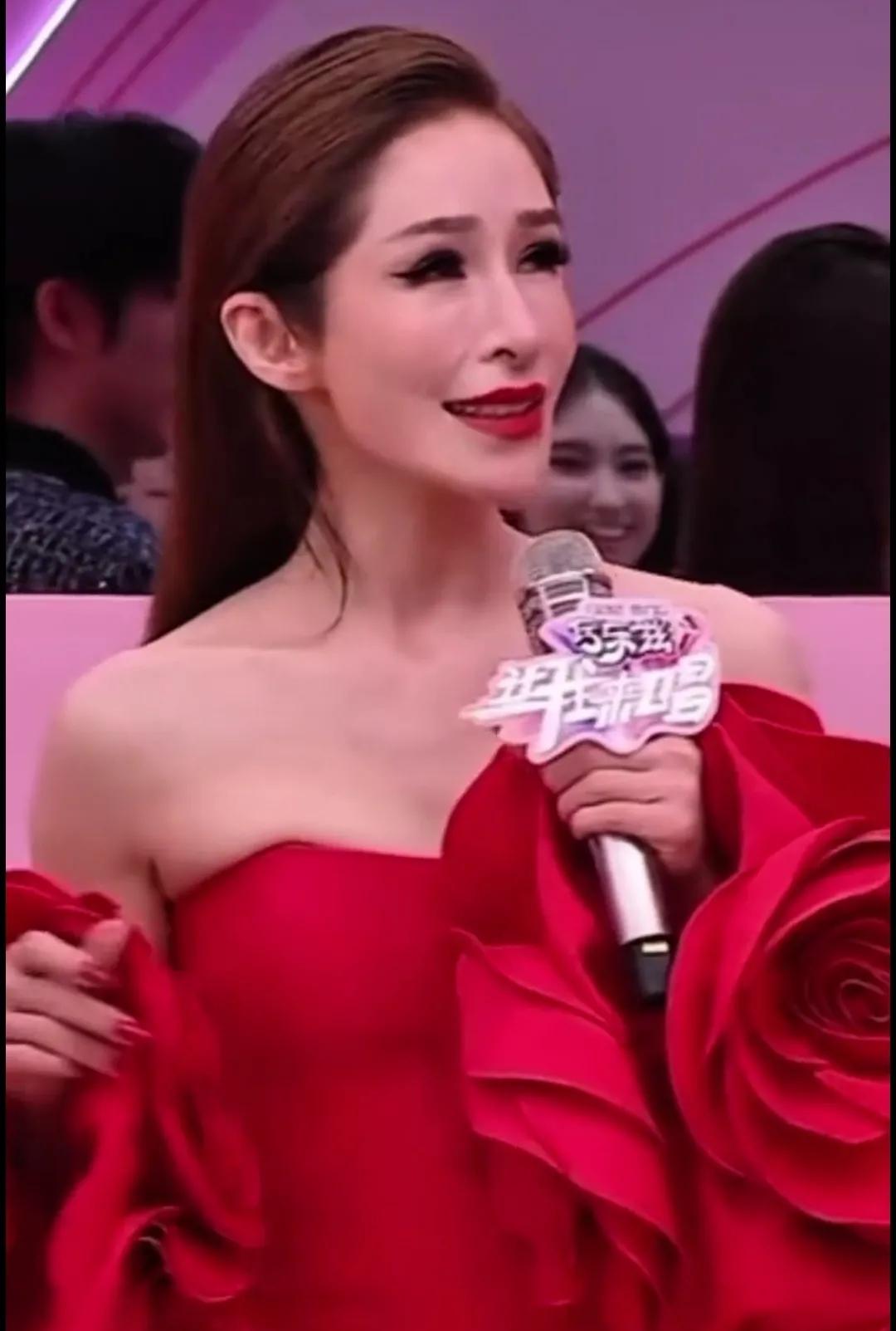 可惜了，这还是以前那个被无数人奉为梦中情人的萧亚轩吗？萧亚轩一个过了气的老熟