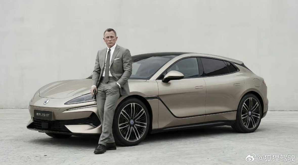 选007代言的真是天才啊，建议给这个人发奖金丹尼尔·克雷格真正的西装暴徒