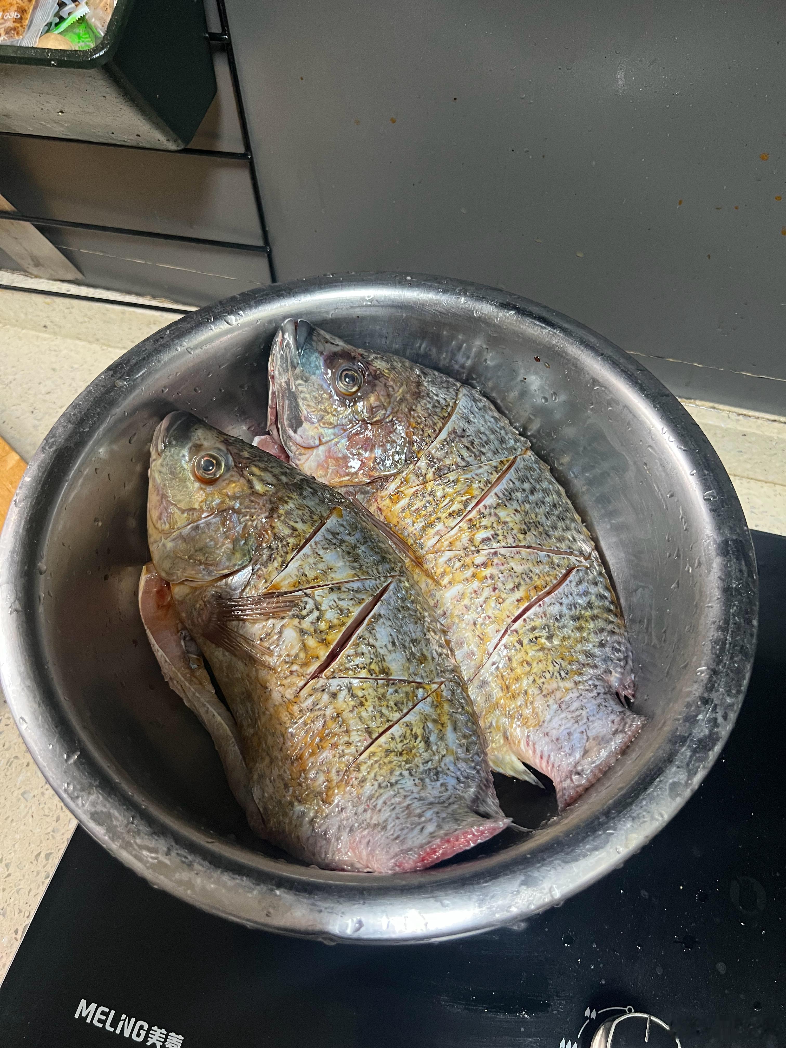 前几天在农庄吃罗非鱼很好吃，今天买了两条大的，自己做！