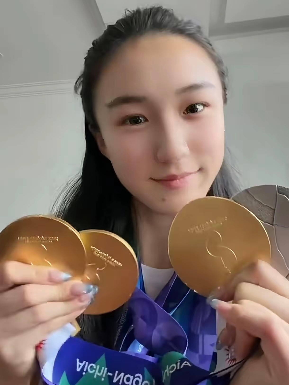 吴艳妮凭一己之力把所有女运动员都给影响了。之前她化妆被各路博主吐槽，现在的女运动员基本上都画的美美的