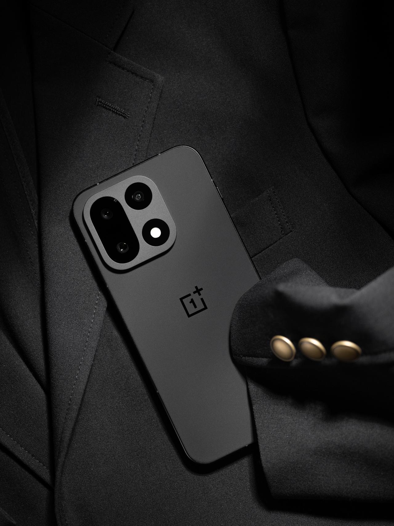 虽然一直是白色党，但是回头想想，一加这几年的黑色，一直做得都是非常好的。当初一加