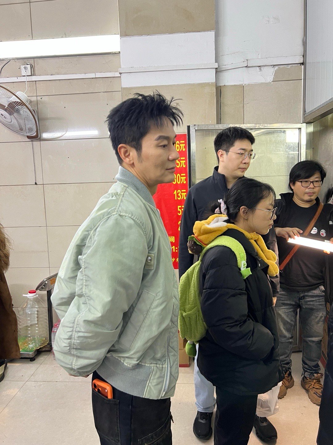 网友柳州偶遇李晨，原来明星也得自己排队