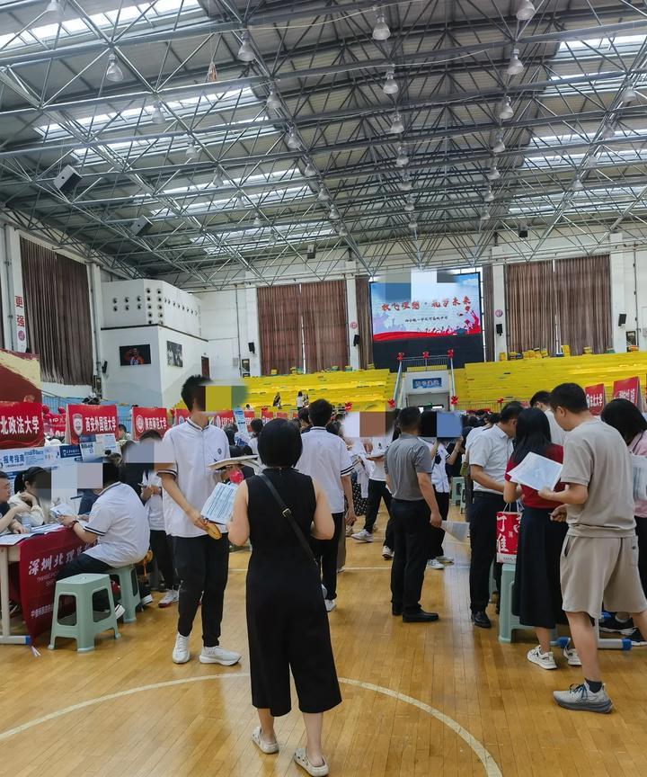 明天出分，我觉得我们应该干点啥，但又不知道该干啥！学校组织的高招会，我让闺女和队