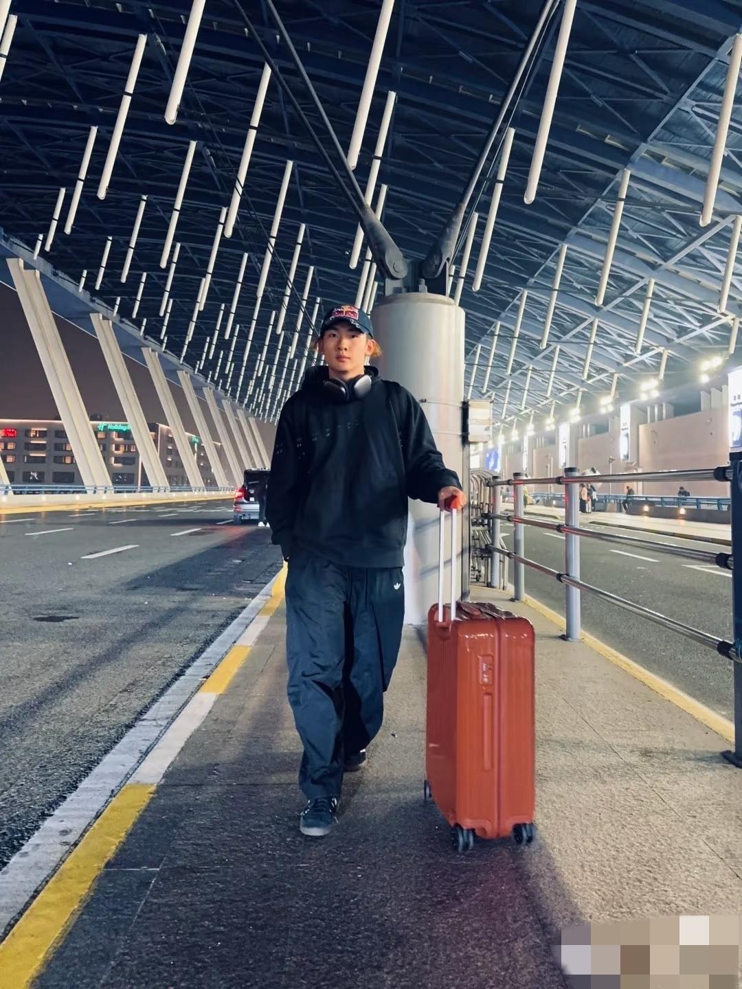 苏翊鸣好搞笑，米兰冬奥会摘铜后，立马给自己买了两款包包，然后去机场拍写真，没有给