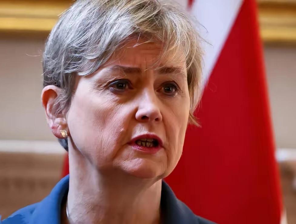 英国外交部长库珀对香港法院判处黎智英有罪20年作出表态称将因为此事加快与北京