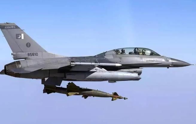 巴基斯坦飞行员曾经有个私下说法：中国战机是"穷人的F-16"，凑合能用，但真