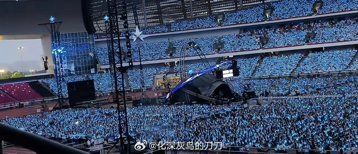 周深周深2026深深的巡回演唱会今年这个内场加座越来越夸张了都有音乐节内味，皮