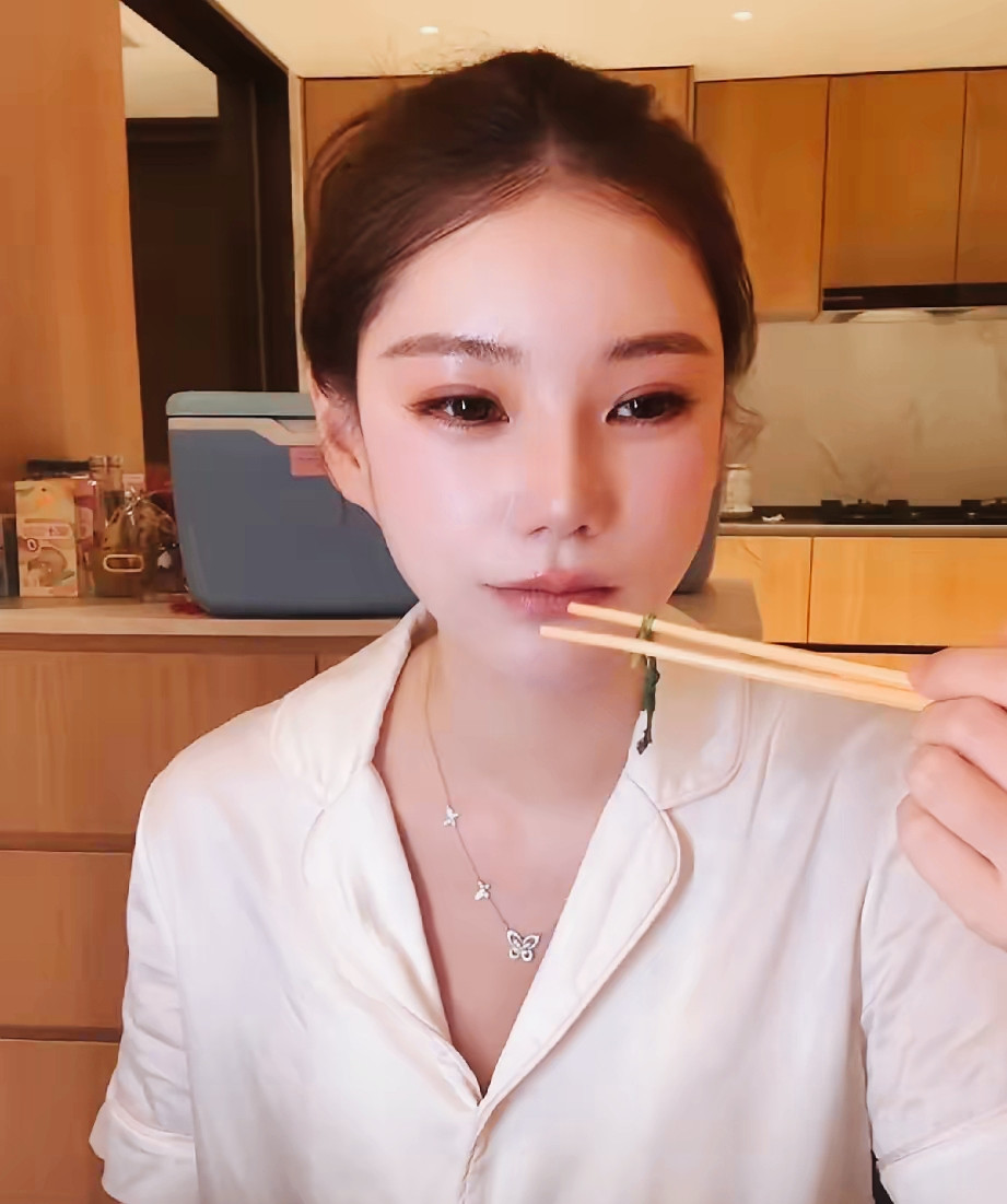 汪小菲娶的两任妻子，一个嫌北京冷，一个在雪里撒欢：爱与不爱，差了一座城？同样是