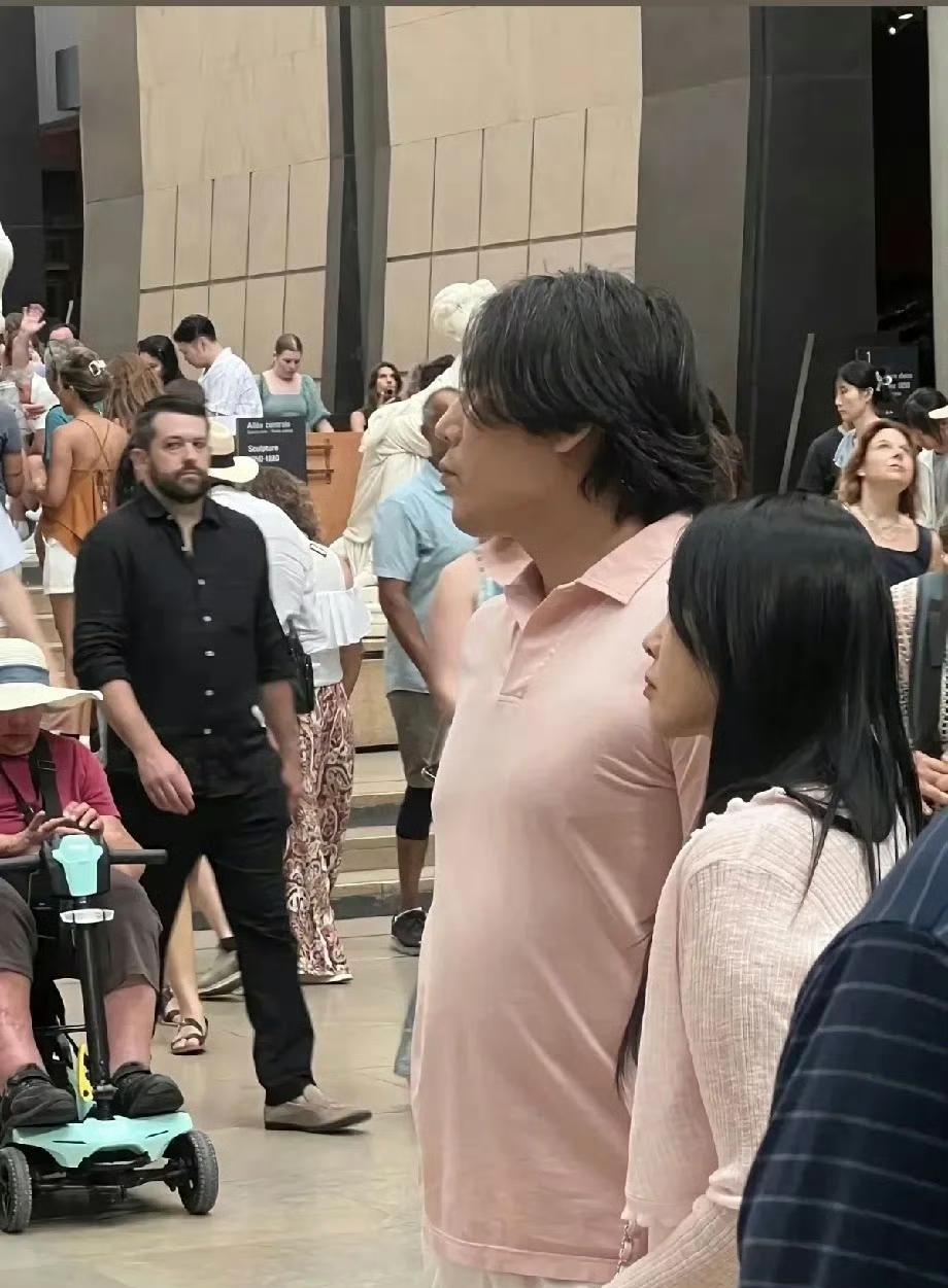 57岁的伊能静确实是一个狠女人，硬生生把47岁的老公熬成“爹”！近日伊能静和老