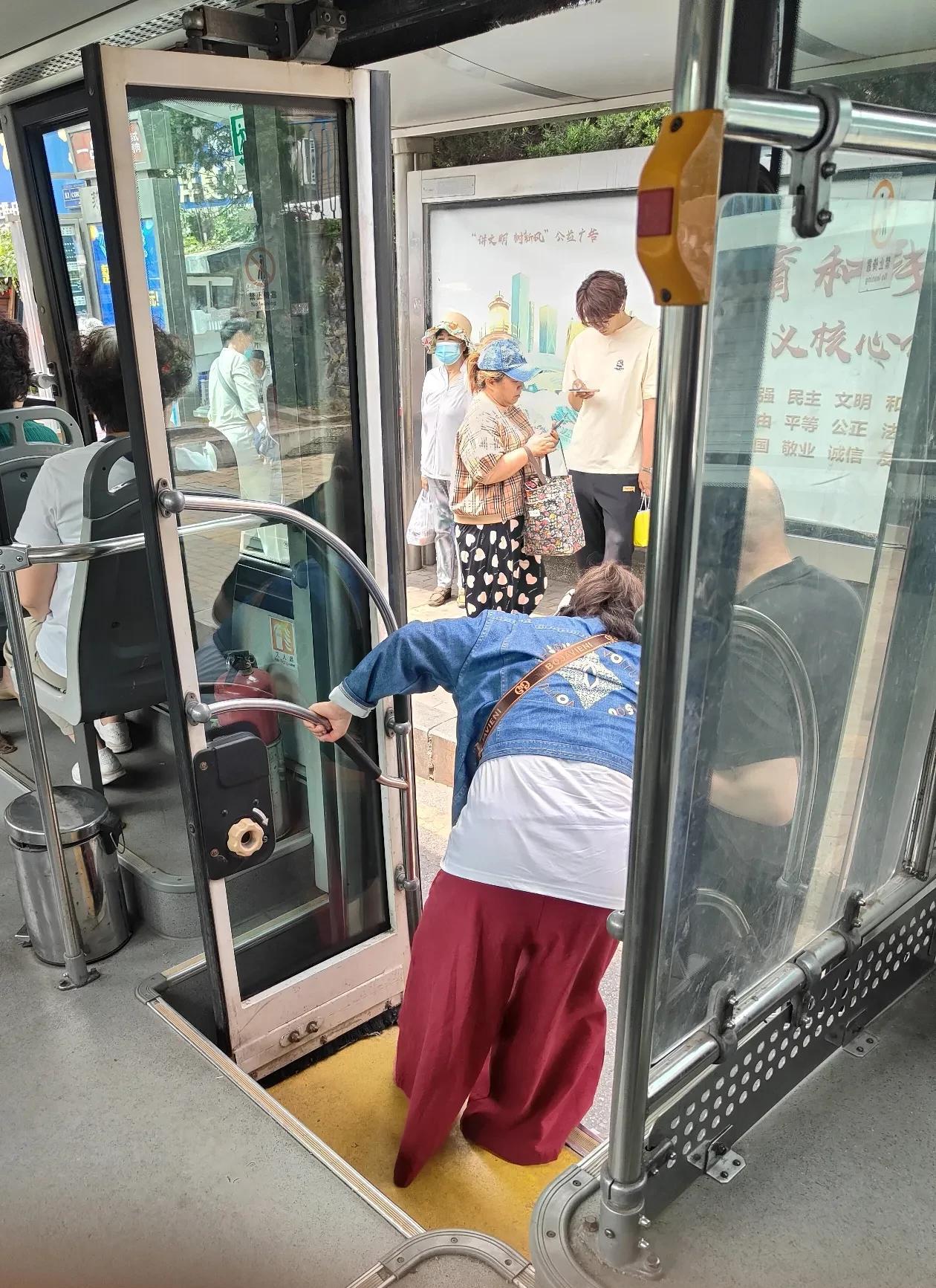 公交车上，女士换座摔倒，下车需人搀扶。前天，我乘坐公交车时，目睹了这样一