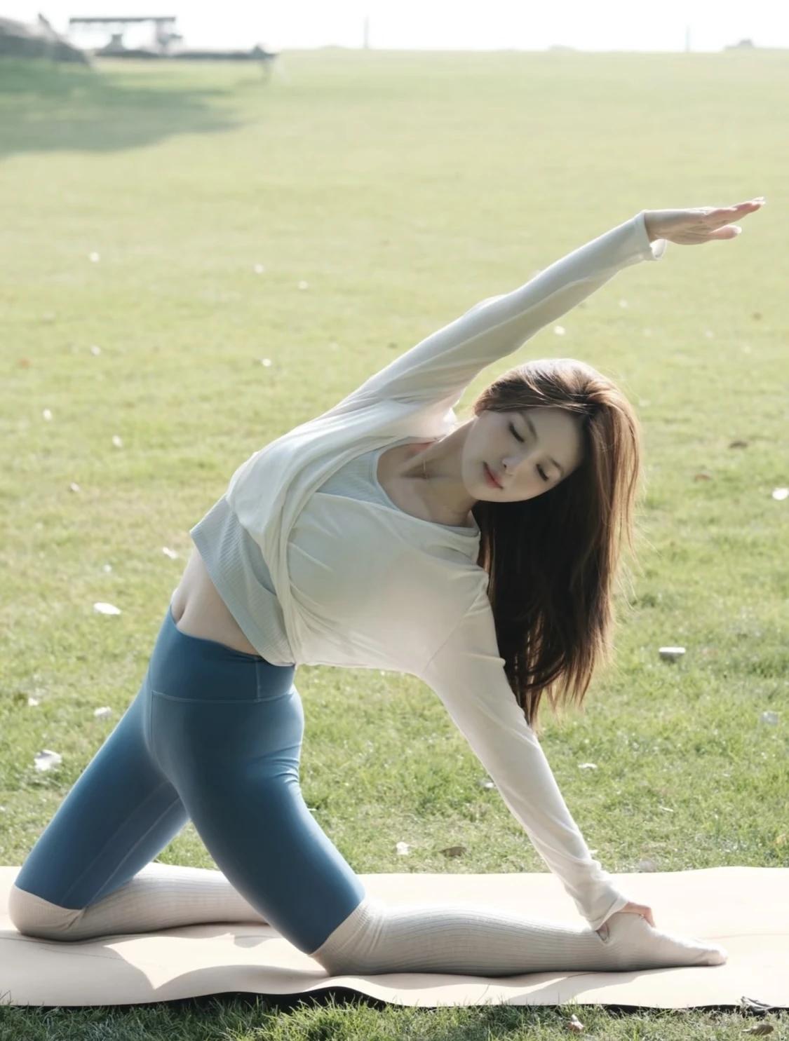 爱运动的美女是不是更有魅力?运动让自己充满活力，魅力，动力。瑜伽不仅仅锻炼身体