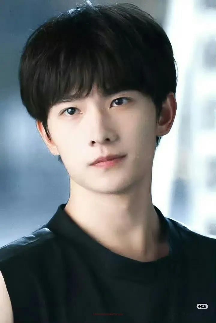 杨洋演肖奈的时候还不到24岁，也就是现在02年的生