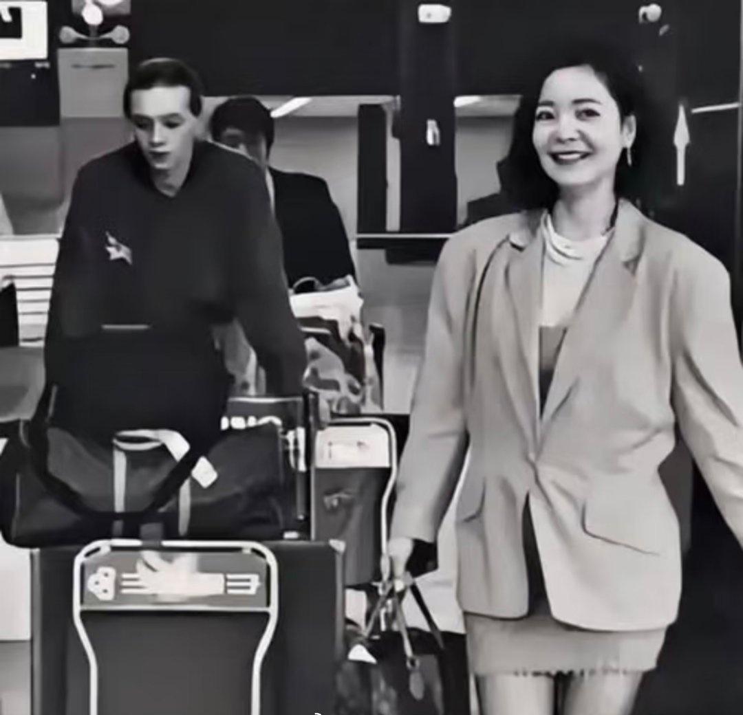 38岁的邓丽君，为什么会心甘情愿倒贴一个23岁的法国穷小伙。两人谈了5年，邓丽君