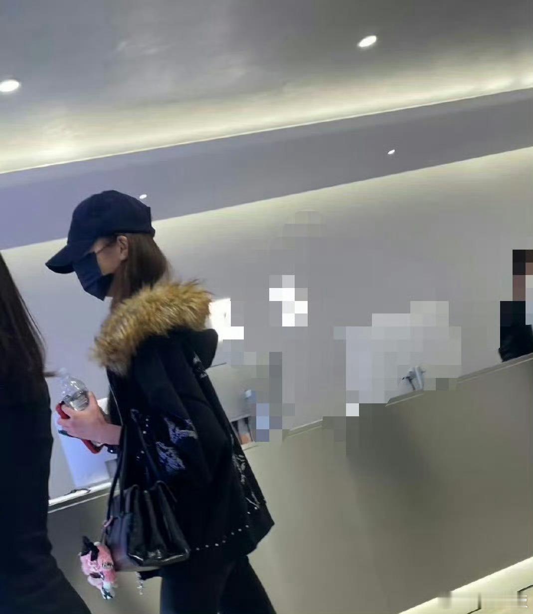 偶遇张元英去皮肤科网友在清潭洞皮肤科偶遇张元英～连看手机的姿势都自带氛围感，不