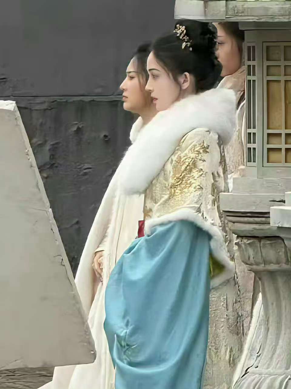 被娜扎的面部平整度吓到了...好优越的一张脸啊，整都不敢整成这样，她却直接长成这