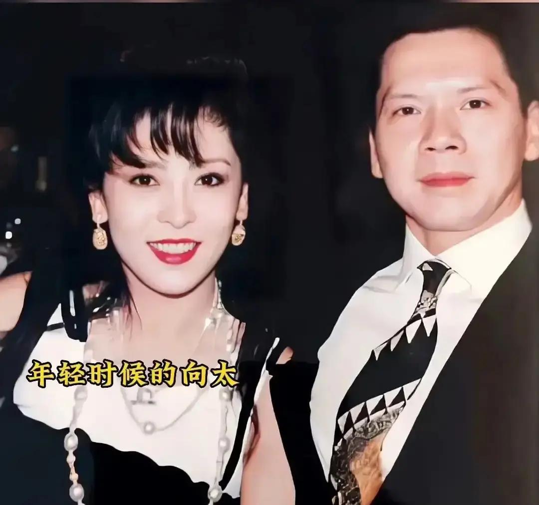 选男人只看脸，她赌赢了30年向太18岁在台北秀场第一次看到向华强，当场愣住