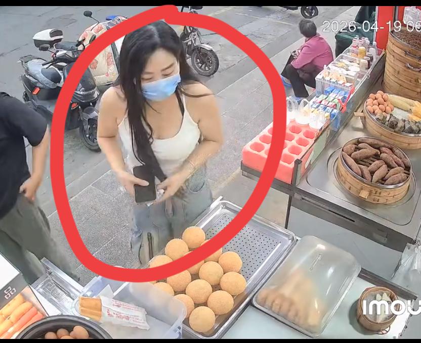 这个戴口罩的美女太不要脸了，买4块的酱香饼，偷走了两瓶伊利纯牛奶，监控拍下了