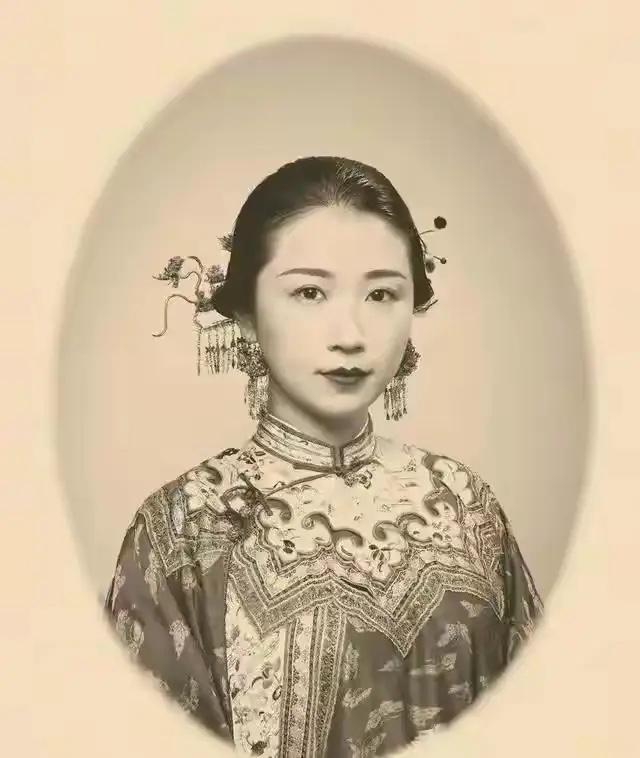 这是张爱玲的祖母李菊藕的真实样貌，都看看吧，张爱玲的气质极高冷，脸型跟祖母很像！