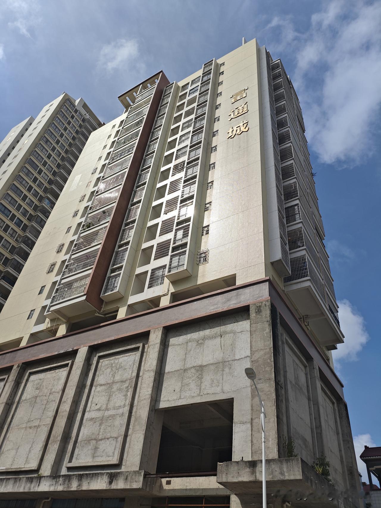 位于湛江吴川市区的这座富通城小区，从外面来看，住宅楼的下面几层竟然是毛坯的。从房
