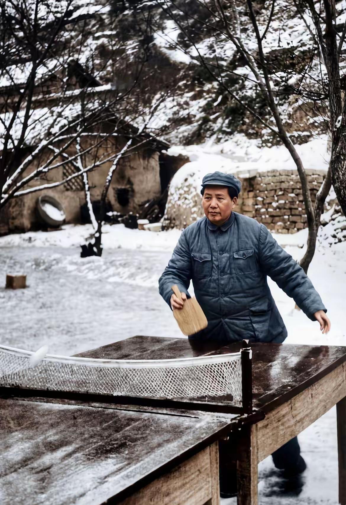 毛主席在延安打过乒乓球，您知道吗？那可不是为了玩儿，是因为胳膊疼得抬不起来。医生