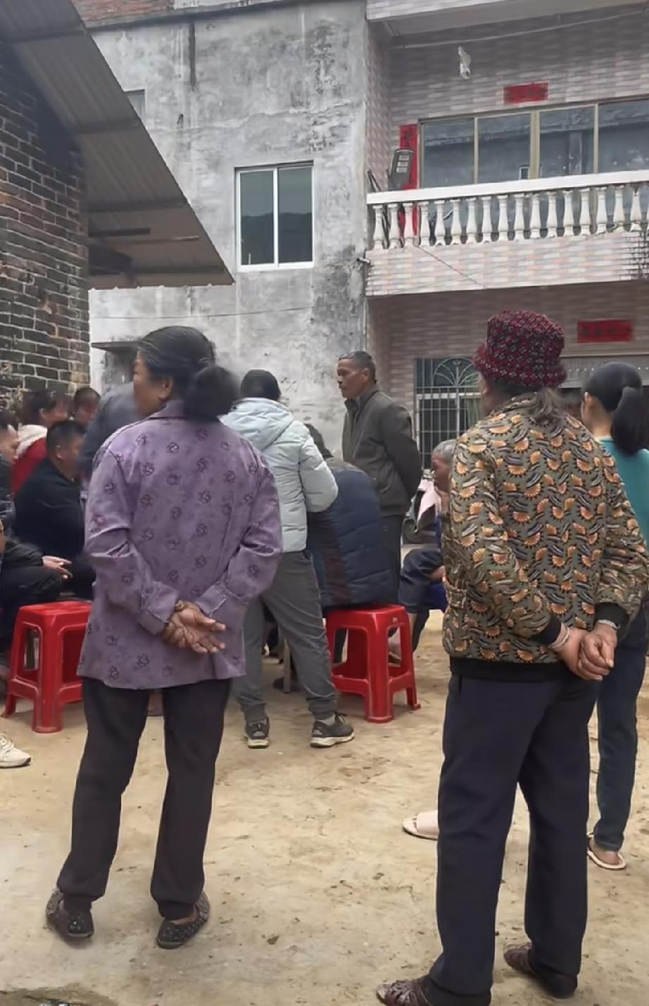 我养了五个孩子，大女儿辍学早、打工早、结婚没要彩礼，去年我住院，她在家庭群说了一