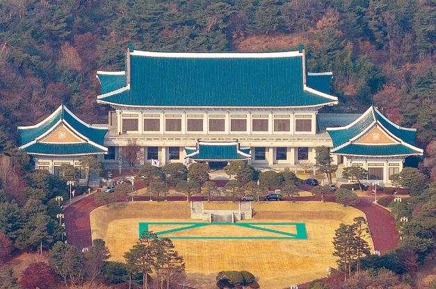 韩国这波操作直接炸穿全网，李在明官宣12月25日前把总统府从龙山迁回青瓦台，要知