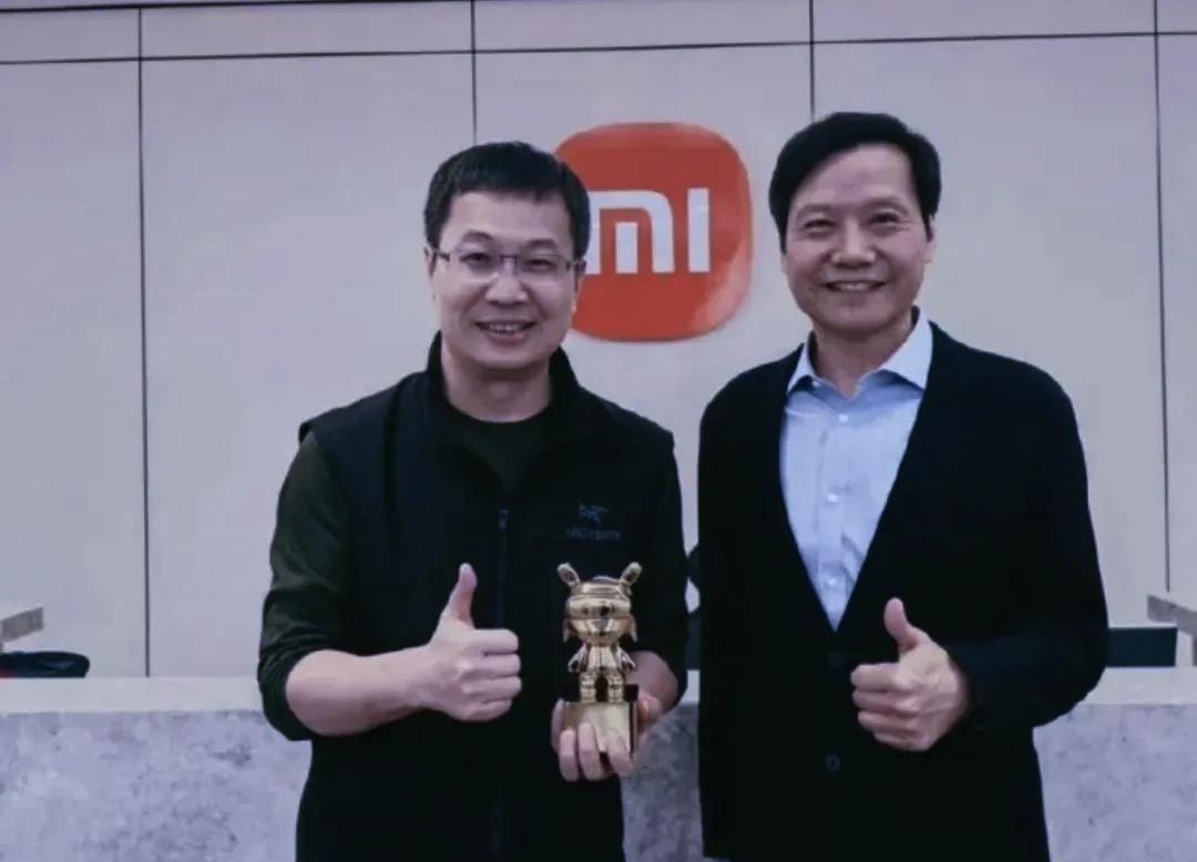 扎心了！卢伟冰：小米SU7这么久了，一个能打的都没有。本以为会因为机盖挖孔事件