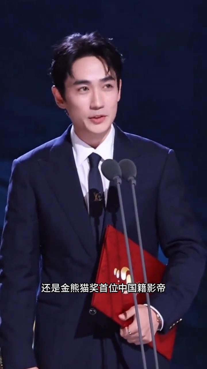 影帝朱一龙不为人知的事。没想到继辛芷蕾获威尼斯影后，又一位85后演员问鼎影帝，