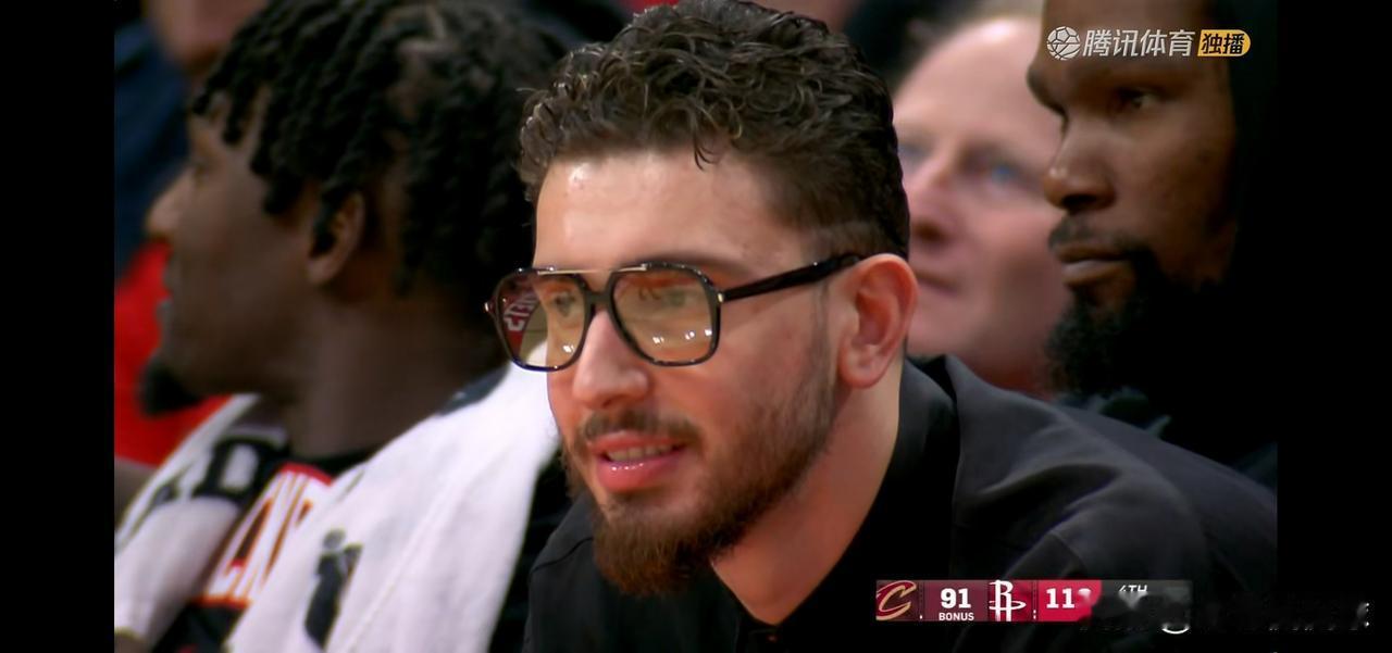 火箭超级中锋申京真是太尴尬了！在今天火箭主场迎战骑士的比赛中，当时比赛进行到了第