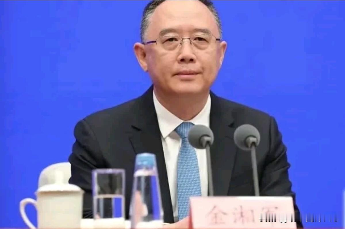 金湘军这个人就是那种典型的人前干事，人后敛财的干部。从2003年到2018年，金