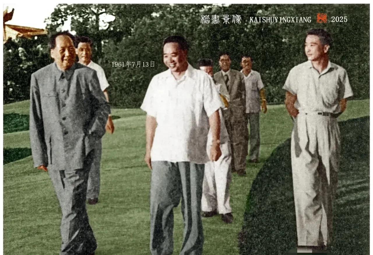 1961年7月13日，在一个炎热的夏日，毛主席走在草坪上。他左手插兜，步伐沉稳且