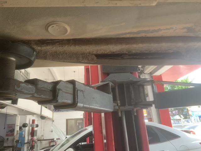 车子吊起看看13年的帝豪生锈不大家自己看，给老爹换四条轮胎发现的，准备换车了！