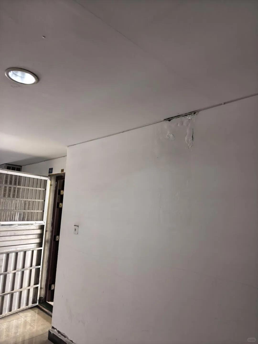 楼上不承认漏水，感觉除了起诉没有办法了周末把墙皮铲了，还是湿的。楼上不修，我