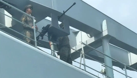 山东号在香港开放时，陆战队队员站在机枪前警戒这是网友拍到的山东号航空母舰在维多