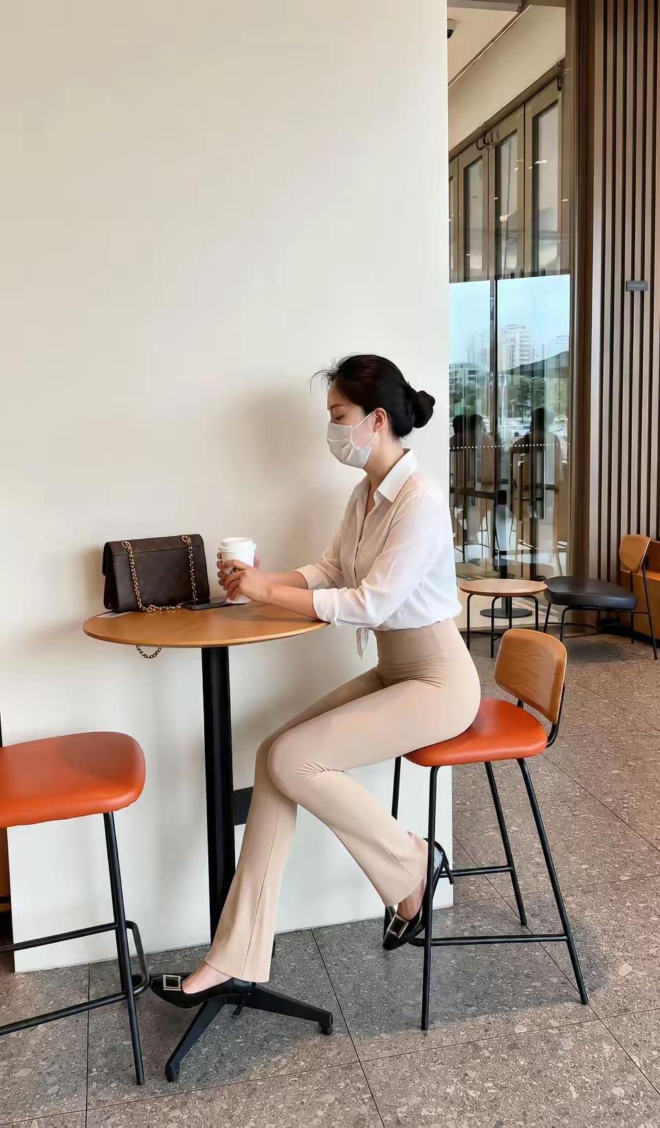 这条裤子很吸人眼球。我就是喜欢这条裤子的人。