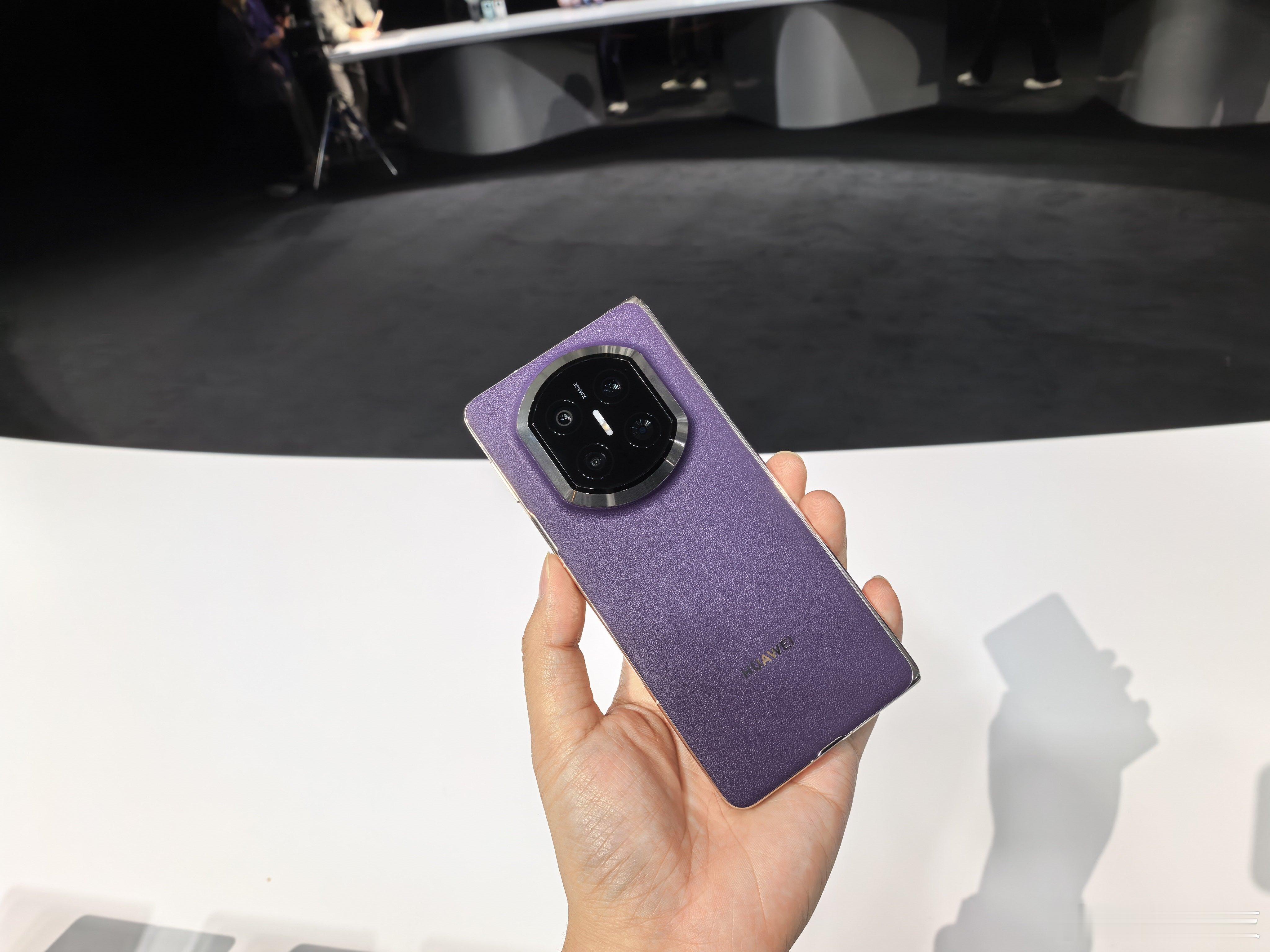 早安，同学们！你们看我这紫色MateX7典藏版，帅不帅？😎