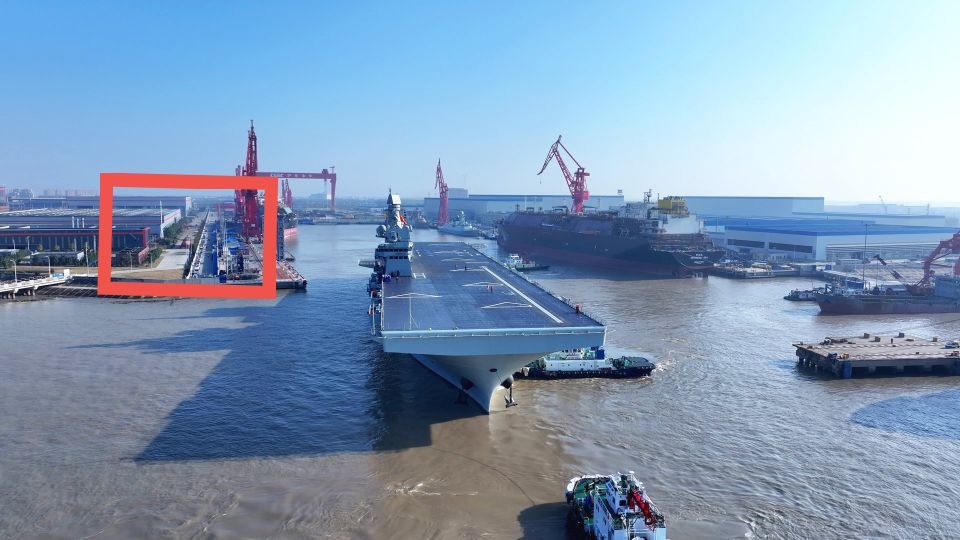 四川舰首次试航画面中出现了一艘潜艇这是很久之前就曝光的无围壳试验艇