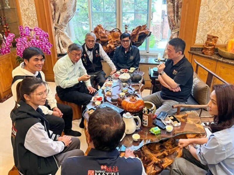 柯文哲拜妈祖当众秀电子脚镣，自嘲“钦差要犯”，入狱竟称是休息2026年3月