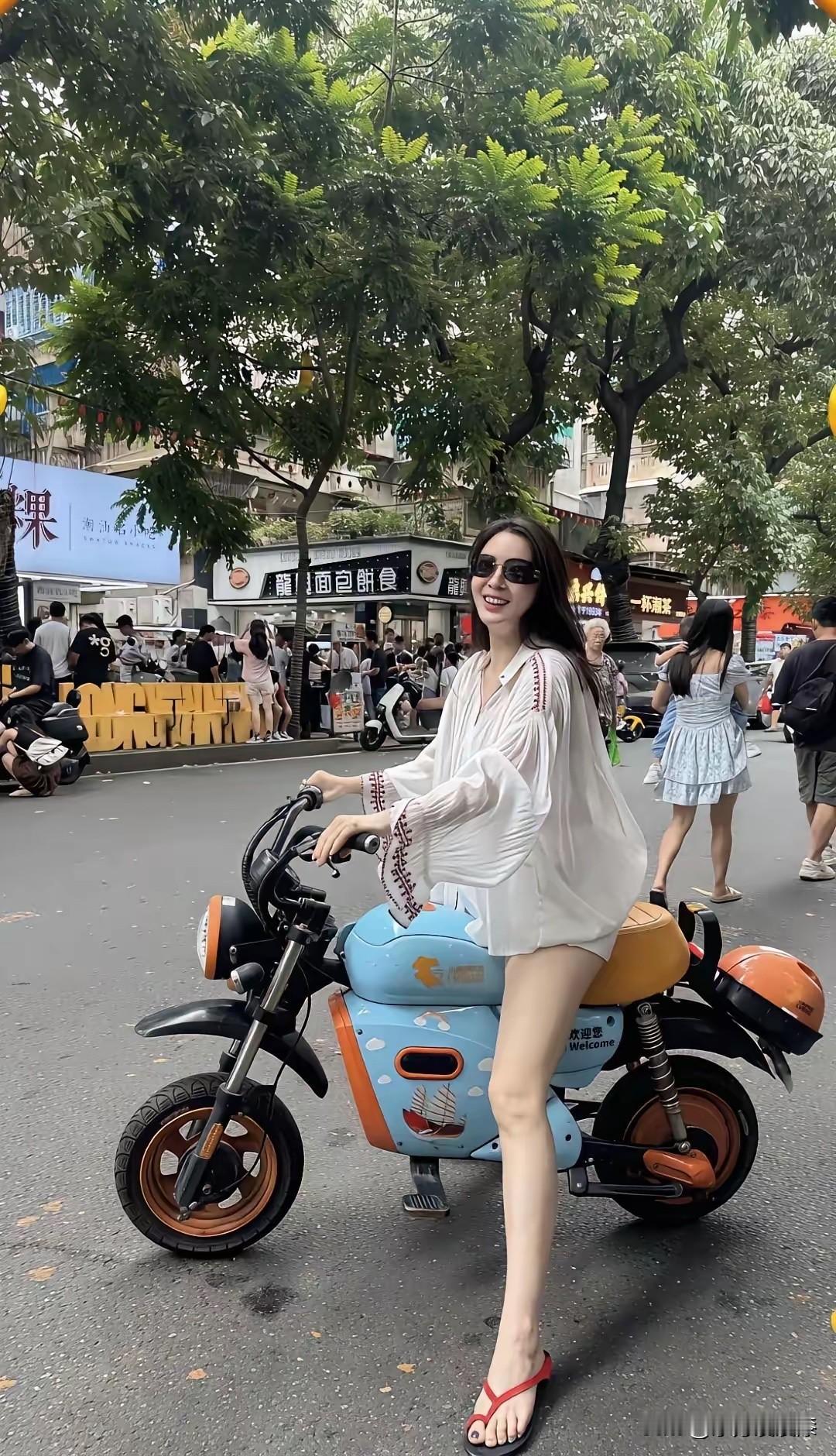 这位美女的腿太长，必须换个张雪机车！