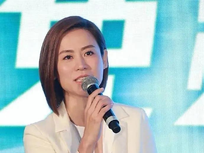 近日，香港著名演员宣萱在采访中罕见谈及过往情伤，自曝大学时曾在不知情的情况下误当